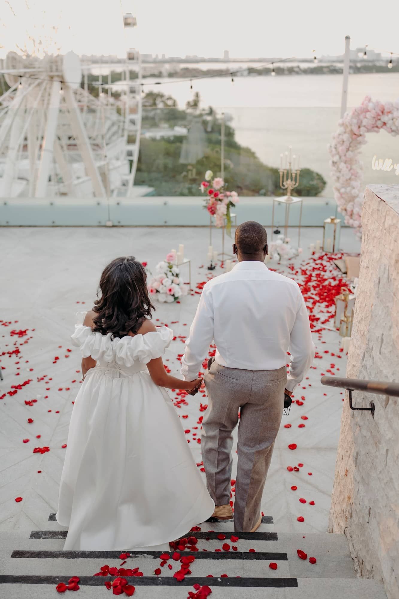 Henna & Arafat 🤍
A rooftop proposal with a breathtaking view of all Cancún ✨
Featuring our new rose arch 🌹