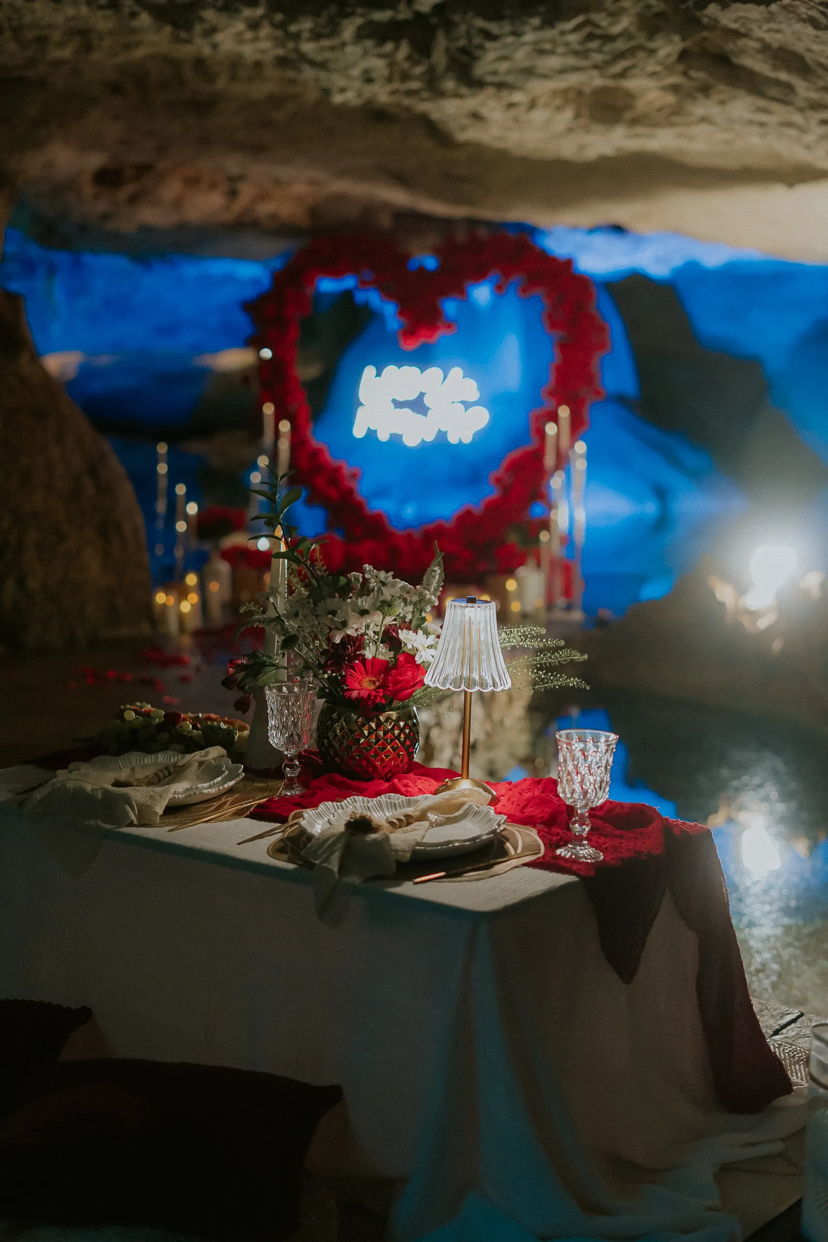 Beautiful cave proposal with floral decor